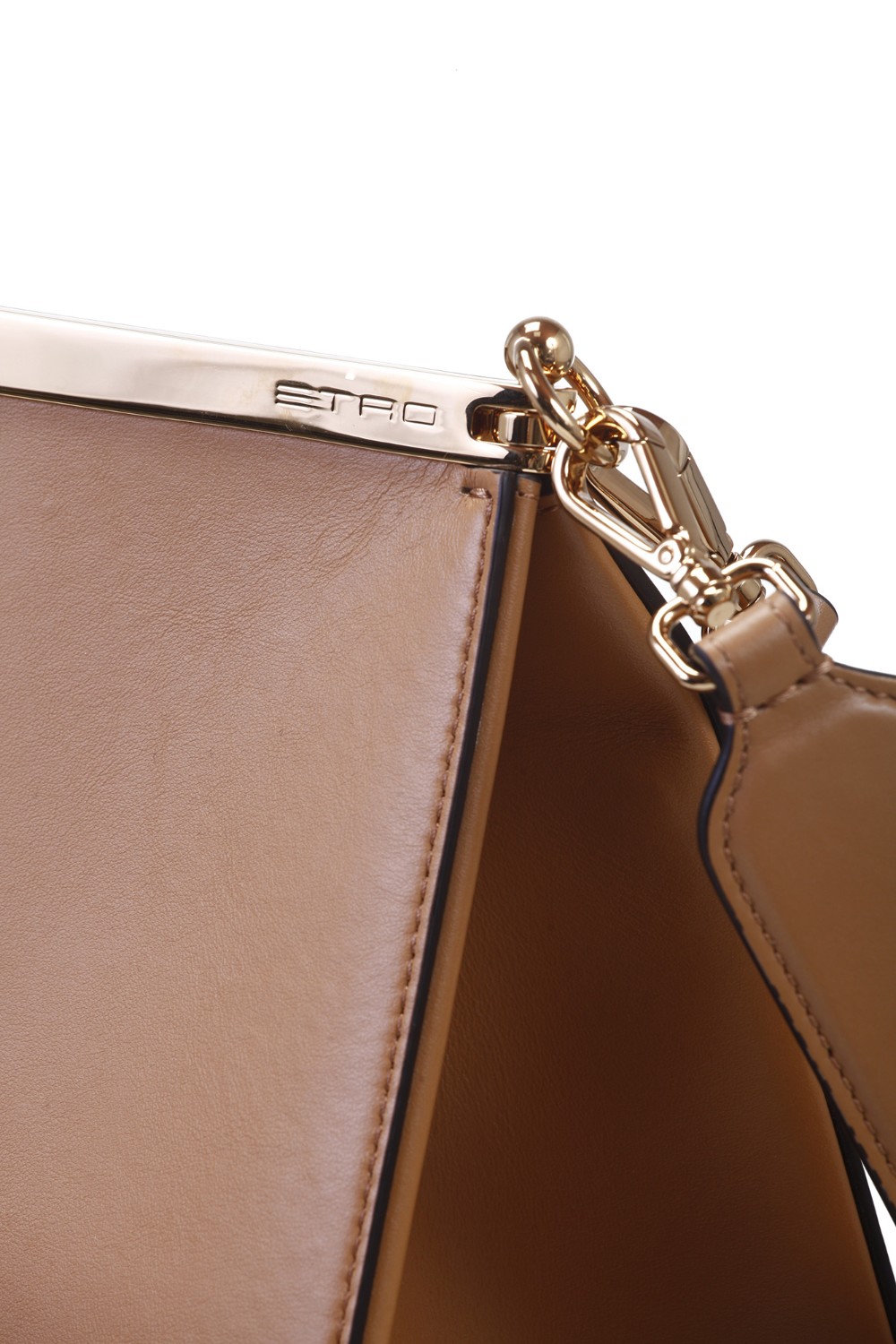 shop ETRO  Borsa: Etro borsa Vela grande.
Borsa Vela a spalla grande. 
Caratterizzata da una chiusura in metallo con catena arricchita da una medaglietta con logo ETRO e Pegaso. 
Al suo interno la borsa presenta una pouch in pelle.
Dimensioni: 34 x 26 x 14 cm.
Esterno: 100% pelle di vitello.
Interno: 100% pelle di vitello.
Spallaccio corto altezza (luce) 27 cm.
Spallaccio lungo altezza (luce) 50 cm.
Piedini in metallo.
Accessori metallici con finitura oro chiaro.
Fabbricato in Italia.. WP1B0003 AU022-Y0412 number 5528475